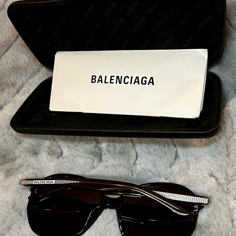 Balenciaga Glossy Black Sunglasses - NWOT - Picture 3 of 3